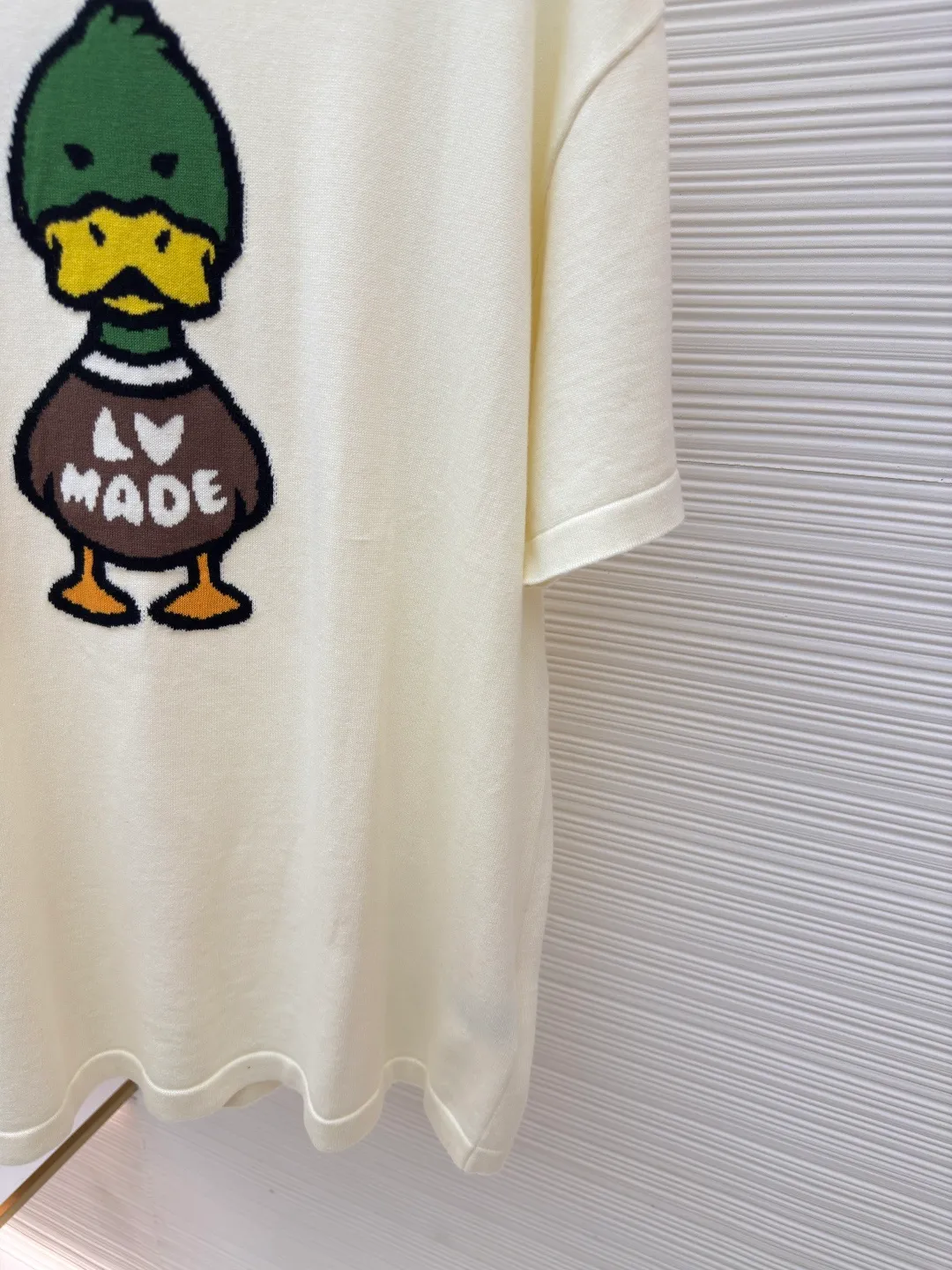 LOUIS VUITTON duck wool short sleeves ●Authentic product: purchased and developed by 7350 ●Item number: 1680163-A50 ●Fabric: fully combed wool ●Technology: woolen weaving ●Version: fitted version ●Weight: about 305 grams ●Size: XS-S-M-L ●Description: The woolen material is fully combed and 100% cotton yarn is dyed and dyed according to the original version. An experienced painter manually counts the pattern 1:1 with reference to the original version. It takes a long time and manually counts more than 10,000 pinholes. It is truly perfect 1:1. It is woven using the latest wool hanging machine. During the weaving, 13 sand spits are used to alternately weave back and forth. Single single There are more than 4,000 rows of wool knitting in the front of the garment, and it takes several hours to weave one piece of clothing. There are so many knots in the newly woven garments that it requires manual thread picking and knot inspection. After random inspections, seam picking, washing, original main labels, and wash marks are all hand-ordered. Details include the height of the wash mark, stitching, and final ironing. Only after a general inspection can the goods be packaged and shipped.